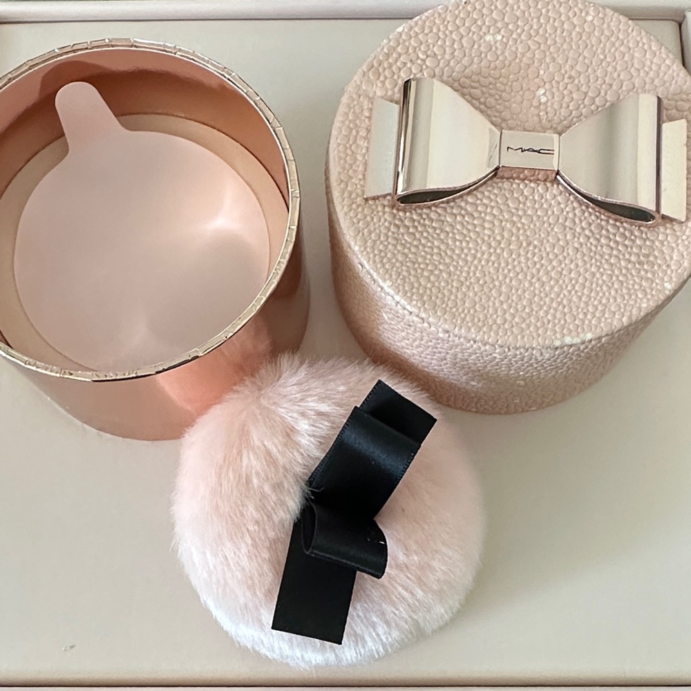 MAC Powder Puff with Bow - Silver Dusk